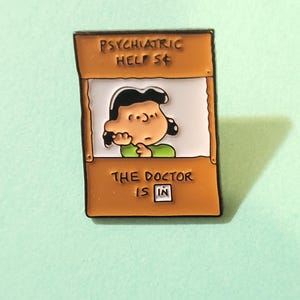 De dokter is binnen - Pinda's Lucy emaille pin