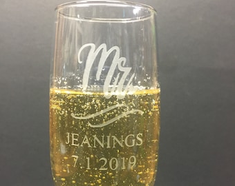 Set of 2, Wedding Champagne Flutes, Mr and Mrs Personalized Champagne Glasses, Wedding Toasting Flutes, Wedding Favors, Gift for Couples