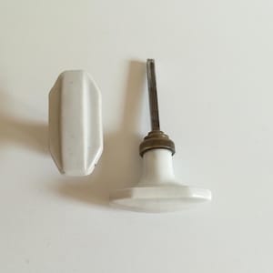 Een paar antieke porseleinen deurklinken, jaren 1940, Frankrijk.