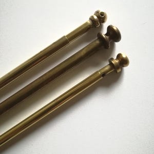 Antike ausziehbare Gardinenstange im Café, Frankreich