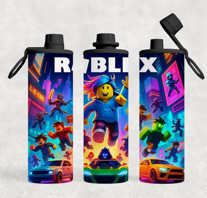 K&ouml;nnte beinhalten: Drei Wasserflaschen mit schwarzen Deckeln und Griffen. Jede Flasche hat ein lebendiges Design mit dem Wort "ROBLOX" und farbenfrohen Charakteren in einer Stadtlandschaft. Die Flaschen haben einen schwarzen Deckel und einen schwarzen Griff.