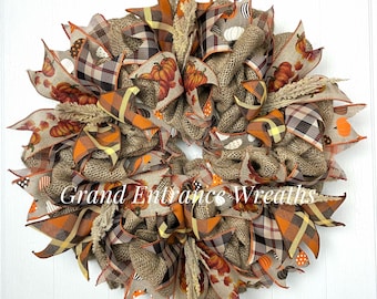Herfstkrans van jute: rustieke geruite linten voor de deurdecoratie bij Thanksgiving.