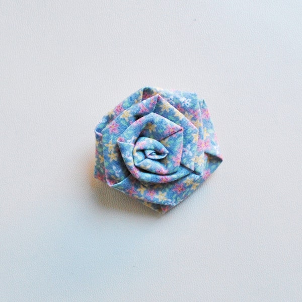 Broche bleue/ fantaisie floral / épingles fleur/ en forme de rose/ broche à la main /accessoires pour femmes/cadeau Noel/cadeau anniversaire