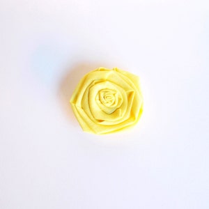 Broche amarillo, broche de tela floral pin, flor de broche, broche hecho a mano, broche de rosa amarillo de tela, broche de broche de tela hecho a mano, accesorios de mujer
