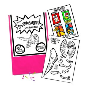 Könnte beinhalten: Eine rosa Papiertüte mit dem Text "Make a Dilophosaurus Split Pin Puppet" und einer Schwarzweißillustration eines Dilophosaurus. Die Tüte enthält Splinte und Anweisungen zum Bau der Puppe. Die Anweisungen befinden sich auf einem separaten Blatt Papier mit einer Schwarzweißillustration eines Dilophosaurus.