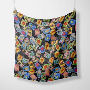 Mexikanische Loteria Karte Bandana auf einem schwarzen Paisley Hintergrund gedruckt