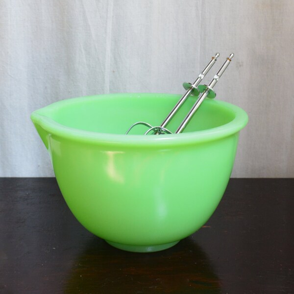 Small Jadeite Mixing Bowl, Green Glass Mixmaster Small Bowl, Vintage Jadite 6 1 / 2  inch Bowl with Lip, Frosting Bowl