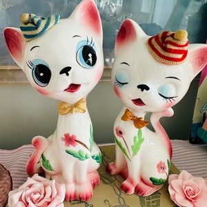 Vintage Japan Big Eye Floral Kitty Cats met sweatermutsen Lovers Bank-beeldjes - groot ZELDZAAM