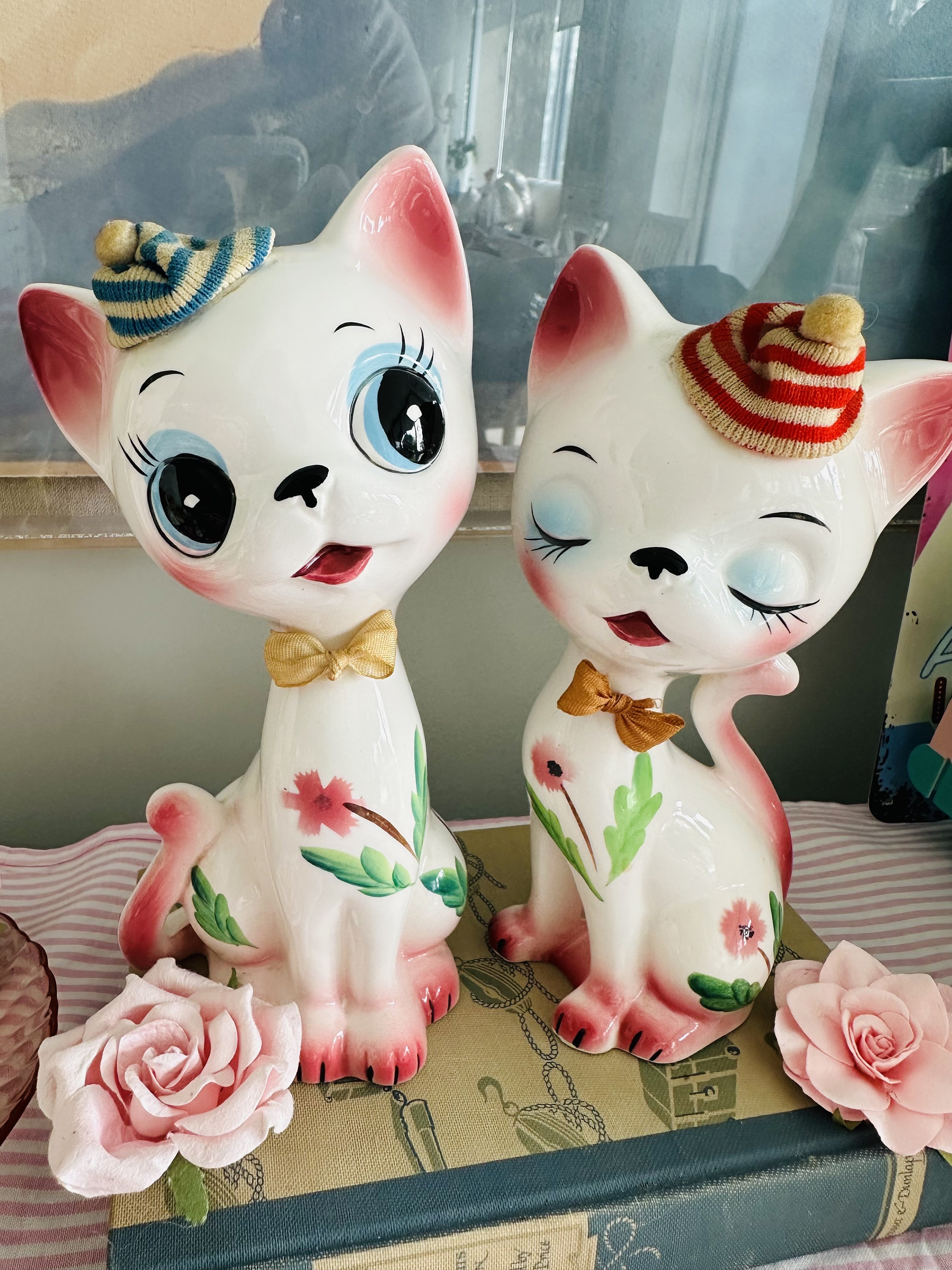 その他 SET OF VINTAGE CERAMIC BIG EYE KITTY CAT Vintage Japan Big Eye Floral Kitty Cats With Sweater Beanies