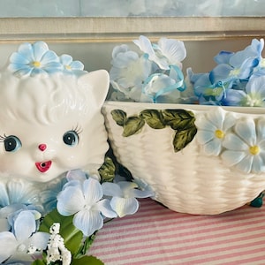 Vintage Kitsch Japan Enesco Kitty Cat Head met madeliefje bloemenmand muur zak string houder - Mid Century ZELDZAAM