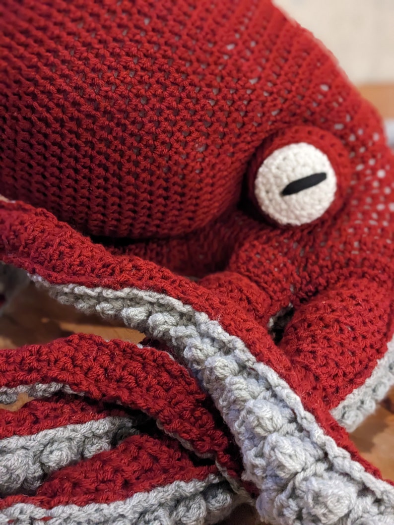 Patron crochet de Philibert le poulpe géant en anglais et en français, kraken, Cthulhu, octopus, crochet, peluche géante, monstre, image 5