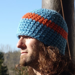 Herren Wollmischung Chunky Beanie Mütze in Blau mit Orangen Breiten Streifen