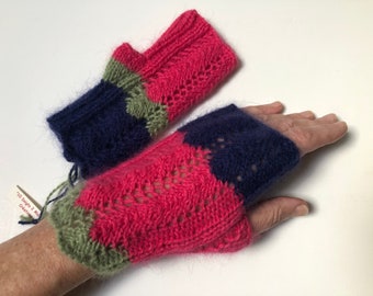 Short mittens, made of 100% navy angora wool/green/fushia