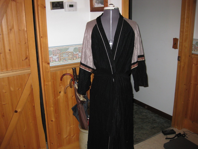 Vtg Black tan gray colorblock mad man smoking hefner robe made by diplomat velour one sz to large