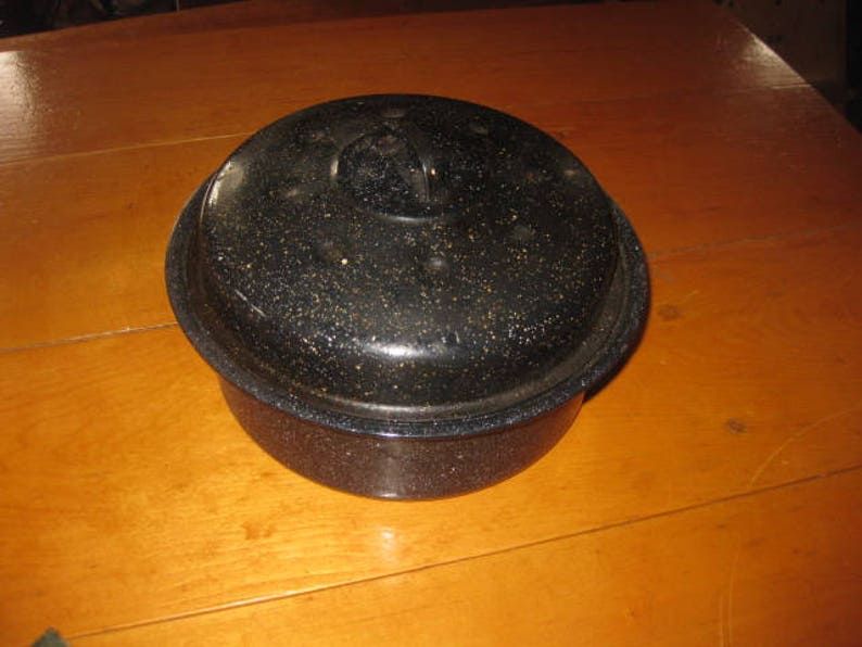 Vtg round enamal ware round baking roasting pan with dimpled lid in the cowboy blue fleck finish