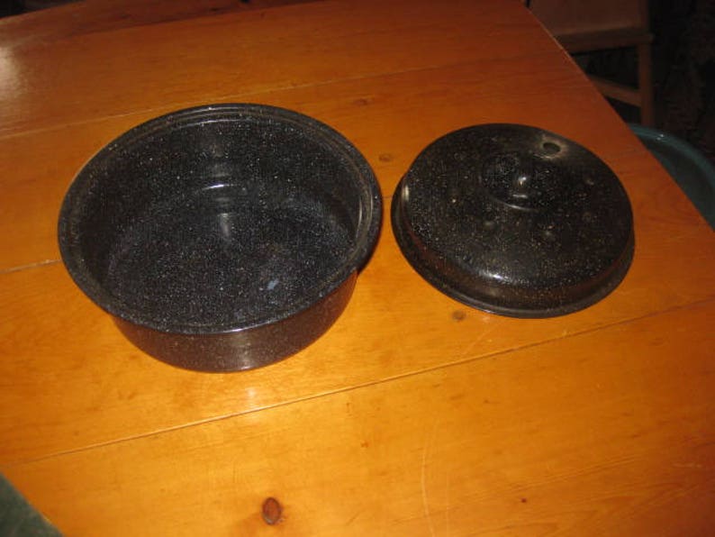 Vtg round enamal ware round baking roasting pan with dimpled lid in the cowboy blue fleck finish