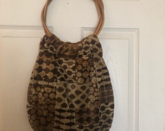 Borsa a mano vintage anni '70 in velluto marrone con stampa geometrica hippie hobo