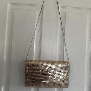 Cartera de mano vintage de los años 70 con cadena de malla dorada y estilo disco