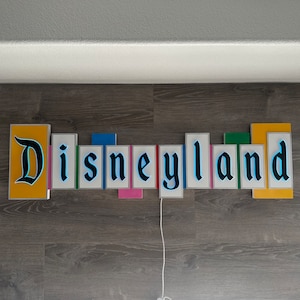 Kundenspezifisches Disneyland-Schild mit Lichtern ~ Made To Order 44 ''x 12 ''