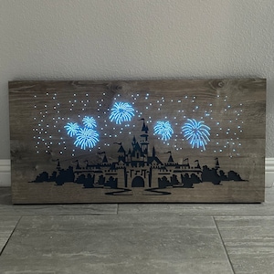 Träådrat slott med LED-fyrverkerier ~ Beställningsvara 90x40 cm