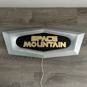 Montaña espacial personalizada con luces ~ Hecho a pedido 32”x12”