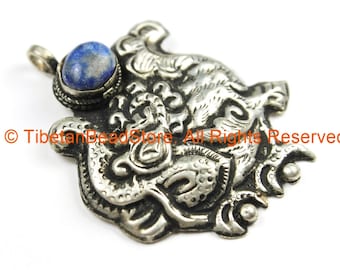 Ethnic Tribal Nepal Antique Look Repousse Tibetan Silver Guardian Deity Colgante con Lapis Inlay - hecho a mano Nepal Tibet Joyería - WM7218