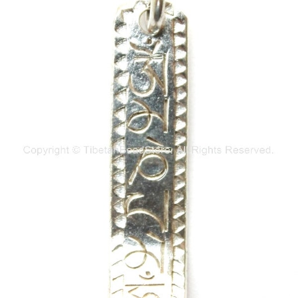 Om Mantra Bar Colgante plateado tibetano plateado con extremo curvo y detalle Vajra en reverso - WM3228