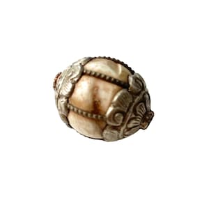 1 BEAD - Cuenta de concha de concha étnica tibetana Naga con tapas y alambres de metal plateado tibetano - Cuentas de concha étnica - Cuentas tribales - B3531C-1