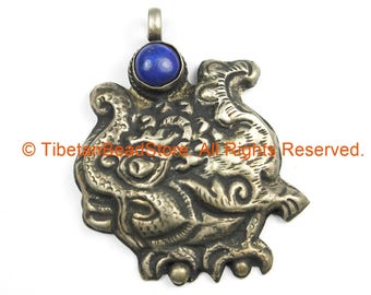 Ethnic Tribal Nepal Antique Look Repousse Tibetan Silver Guardian Deity Colgante con Lapis Inlay - hecho a mano Nepal Tibet Joyería - WM7217