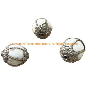 3 CUENTAS - GRANDES cuentas tibetanas hechas a mano étnicas Naga Conch Shell con tapas florales decorativas y acentos de alambre - Cuentas tribales - B3537I
