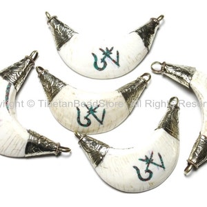 Etnico tibetano OM Mantra Naga Conch Shell Ciondolo a forma di luna con turchese & intarsi coralli - ciondoli tibetani - WM3650