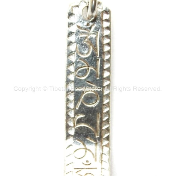 2 COLGANTES - Om Mantra Bar Colgantes Tibetanos Plateados con Extremo Curvo y Detalle Vajra en reversa - WM3228-2