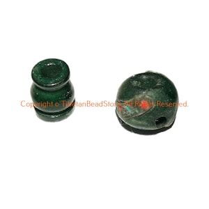 1 SET - Juego de cuentas de gurú tibetano con incrustaciones de color verde - Cuenta y tapa de gurú de 3 agujeros - Suministro de fabricación de Mala de oración - GB123Z