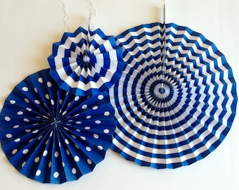 Set di 3 ventagli decorativi di carta blu e bianchi di diverse misure / Set of 3 Mixed Size Blue and White Paper Fans