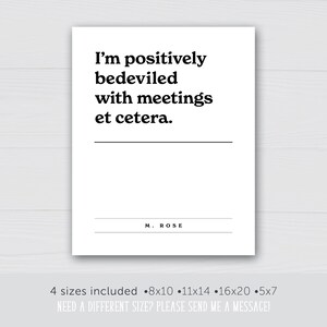 K&ouml;nnte beinhalten: Ein druckbarer Spruch, der lautet "Ich bin positiv geplagt von Meetings usw." mit dem Namen des Autors "M. ROSE" darunter. Der Spruch ist in vier Gr&ouml;&szlig;en erh&auml;ltlich: 8x10, 11x14, 16x20 und 5x7 Zoll.