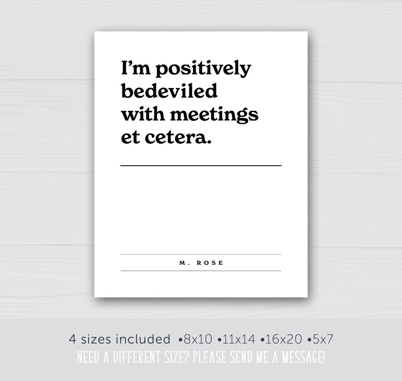 K&ouml;nnte beinhalten: Ein druckbarer Spruch, der lautet "Ich bin positiv geplagt von Meetings usw." mit dem Namen des Autors "M. ROSE" darunter. Der Spruch ist in vier Gr&ouml;&szlig;en erh&auml;ltlich: 8x10, 11x14, 16x20 und 5x7 Zoll.