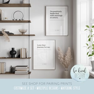 K&ouml;nnte beinhalten: Zwei minimalistische Schwarzwei&szlig;-Druckvorlagen f&uuml;r Wandkunst mit inspirierenden Zitaten. Der obere Druck lautet "Ich bin positiv mit Meetings und so weiter belastet." Der untere Druck lautet "Ich liebe diese Reise f&uuml;r mich."