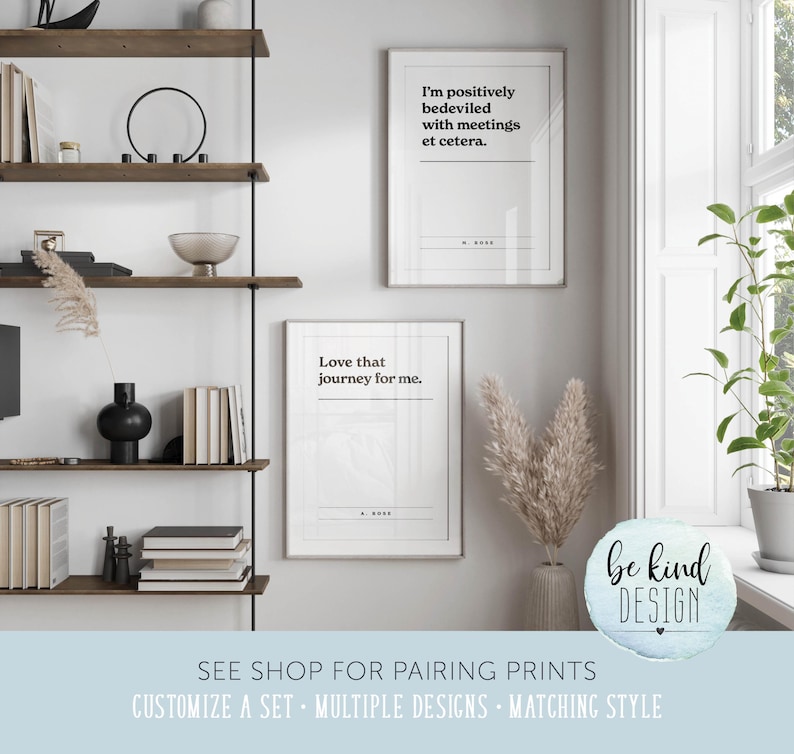 K&ouml;nnte beinhalten: Zwei minimalistische Schwarzwei&szlig;-Druckvorlagen f&uuml;r Wandkunst mit inspirierenden Zitaten. Der obere Druck lautet "Ich bin positiv mit Meetings und so weiter belastet." Der untere Druck lautet "Ich liebe diese Reise f&uuml;r mich."