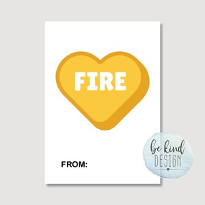 Puede incluir: Un gr&aacute;fico amarillo en forma de coraz&oacute;n con la palabra "FIRE" en texto blanco. El gr&aacute;fico est&aacute; sobre un fondo blanco con las palabras "FROM:" en la parte inferior.