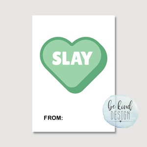 Puede incluir: Un caramelo verde en forma de coraz&oacute;n con la palabra "SLAY" en letras blancas. La tarjeta tiene las palabras "FROM:" en la parte inferior.