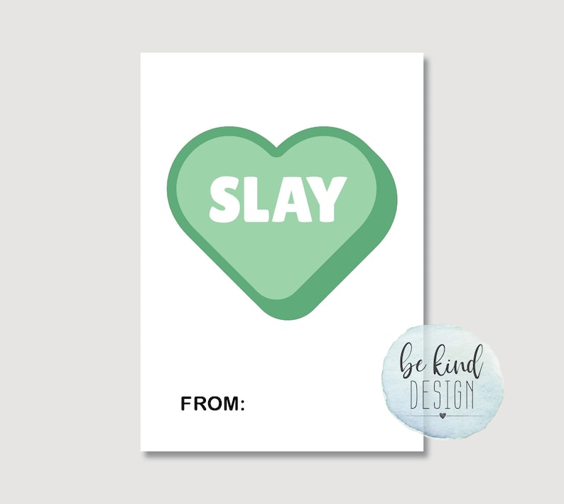 Puede incluir: Un caramelo verde en forma de coraz&oacute;n con la palabra "SLAY" en letras blancas. La tarjeta tiene las palabras "FROM:" en la parte inferior.