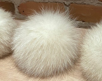 White Fox Fur Pom Pom, Winter White 4-Inch Pom Pom for Your Knit Hat, Upcycled Vintage Coat Pom, Knitting Supply, Recycled Fur, Detachable