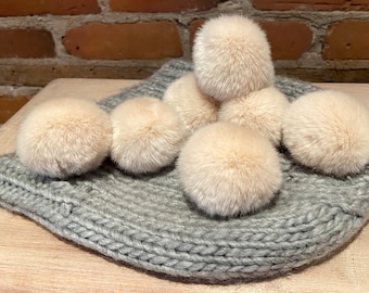 Rosa-beige Kunstfell-Pompons: 5 cm große Applikationen zum Stricken und Häkeln