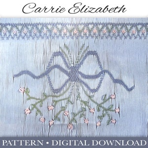 Könnte beinhalten: Hellblauer Stoff mit vertikalen Linien und Stickereidetails. Das Design zeigt eine Schleife und florale Elemente in Blau-, Grün- und Rosatönen. Der Text "Carrie Elizabeth" und "PATTERN • DIGITAL DOWNLOAD" sind sichtbar.
