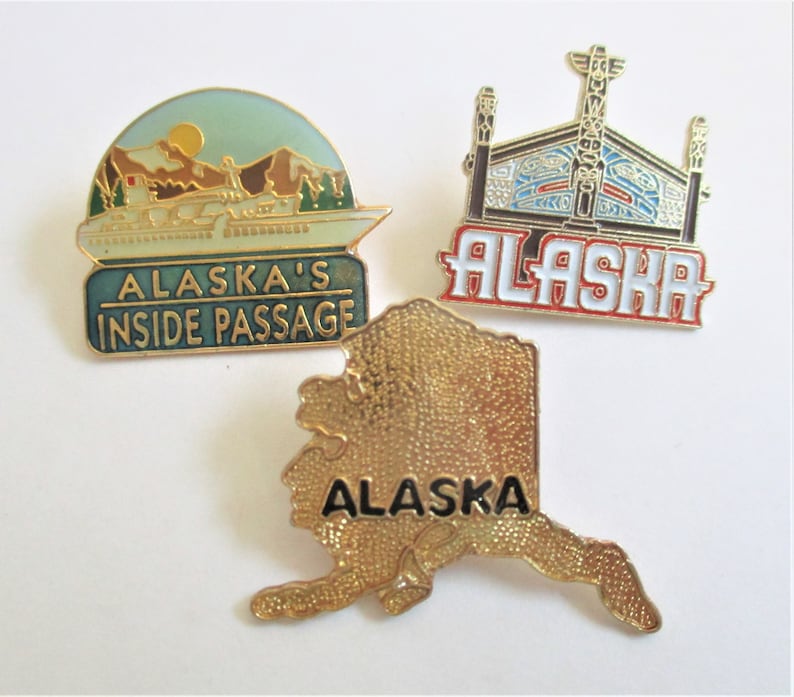 Alaska Destination Travel Pins Tac Brooch Vintage Tourist Lapel Hat Back Pack Pin Ketchikan Ceremonial Hall Inside Passage Totems