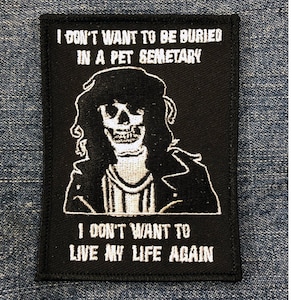 Peut inclure: Patch brodé noir et blanc avec un squelette portant une veste en cuir et le texte "Je ne veux pas être enterré dans un cimetière pour animaux. Je ne veux pas revivre ma vie."