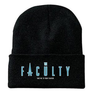 Może przedstawiać: Czarna czapka z napisem "THE FACULTY" w kolorze jasnoniebieskim, z frazą "TAKE ME TO YOUR TEACHER" poniżej. Czapka dzianinowa, odpowiednia na chłodną pogodę.