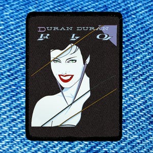 Könnte beinhalten: Rustikales Holzschild mit dem Text "Welcome to our home" in weißer Schrift. Das Schild hat eine Used-Optik und ein schlichtes, einladendes Design für den Eingangsbereich.