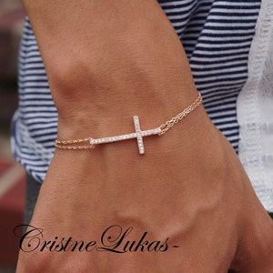 Seitlich Kreuz Armband mit Zirkonia Steinen. Promi Style Horizontales Kreuz Armband - Roségold
