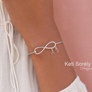 Skapa armband med familjeinitialer, välj upp till fem initialer, oändligt armband för henne.